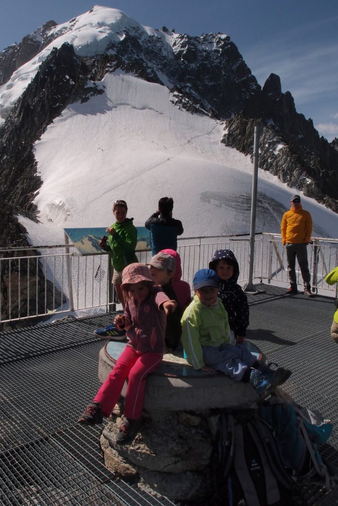 Děti se chladí na vrcholové stanici Grands Montets.